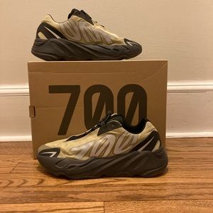 COPY - Yeezy 700 reisen